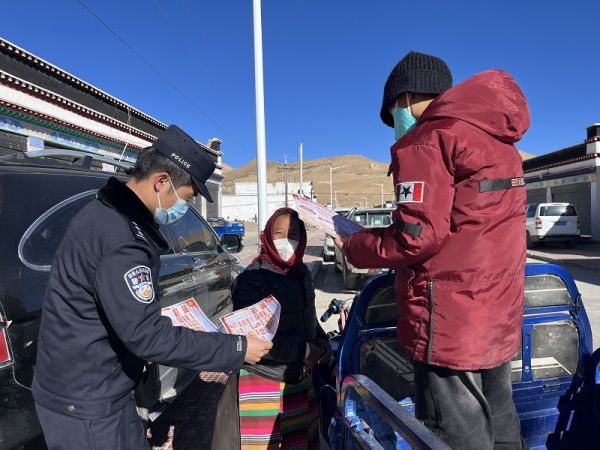 西藏边检总站执法调查三队向辖区群众宣讲党的二十大精神 柳志军摄.jpg