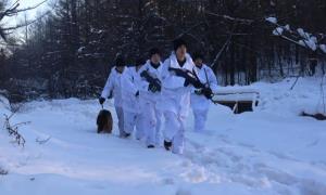 枕冰卧雪扬斗志 数九寒冬练精兵