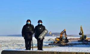 中俄界河跨度最大浮箱固冰通道开建 移民管理警察保驾护航