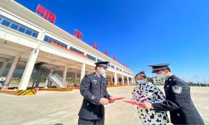 东兴出入境边防检查站峒中分站开展“12.4国家宪法日”系列宣传活动