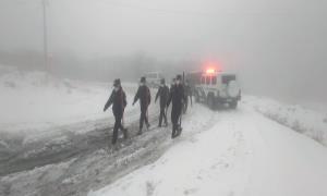 车辆雪天被困民警暖心援助解难题