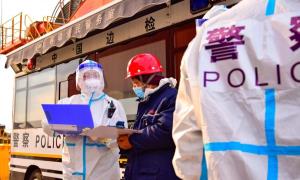 秦皇岛出入境边防检查站为平安港区建设保驾护航