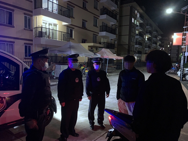 恩感思落社区警务室民警、辅警开展夜巡.jpg 恩感思落社区警务室民警、辅警开展夜巡.jpg