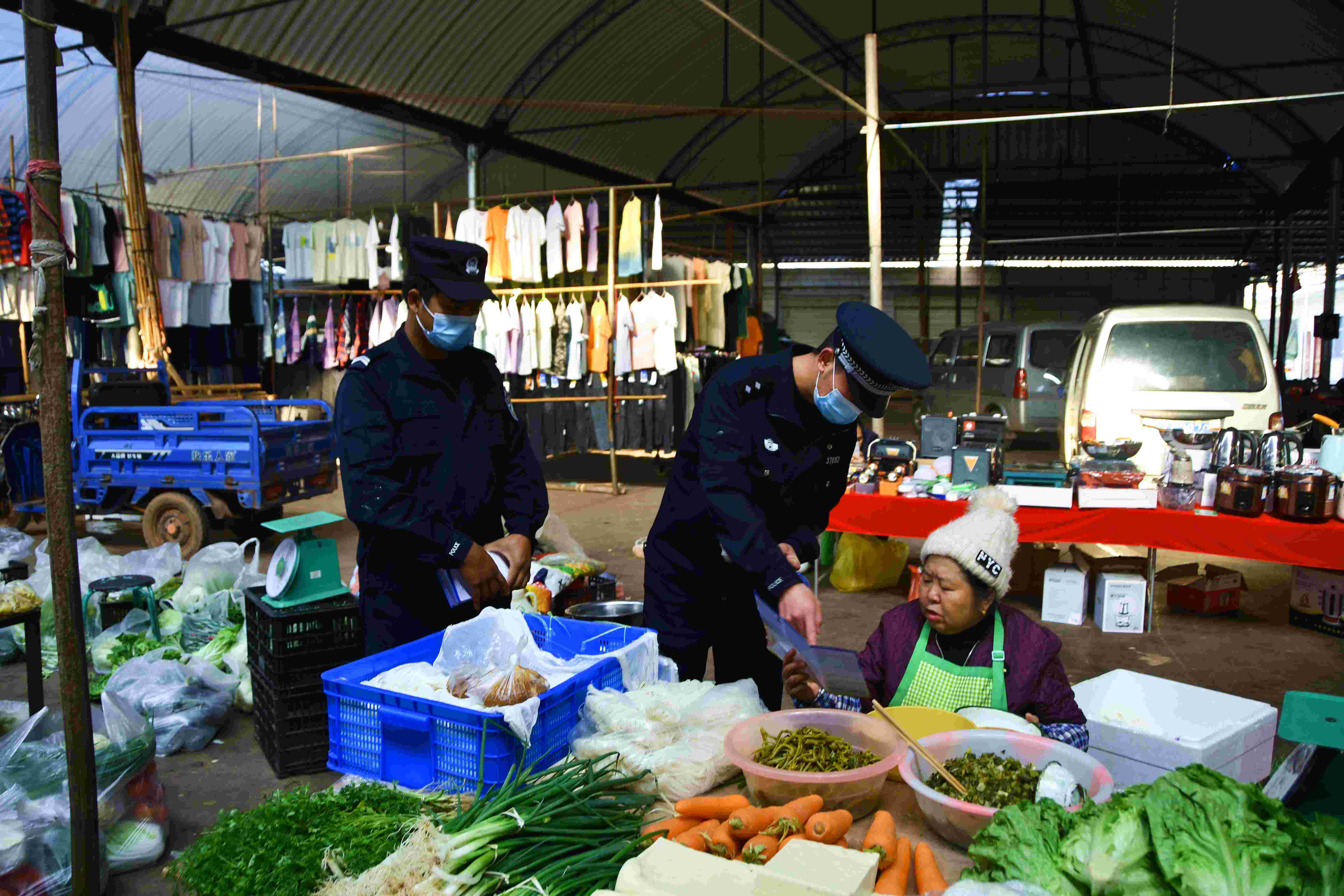 图为民警正在菜市场开展法治宣传 (5).jpg