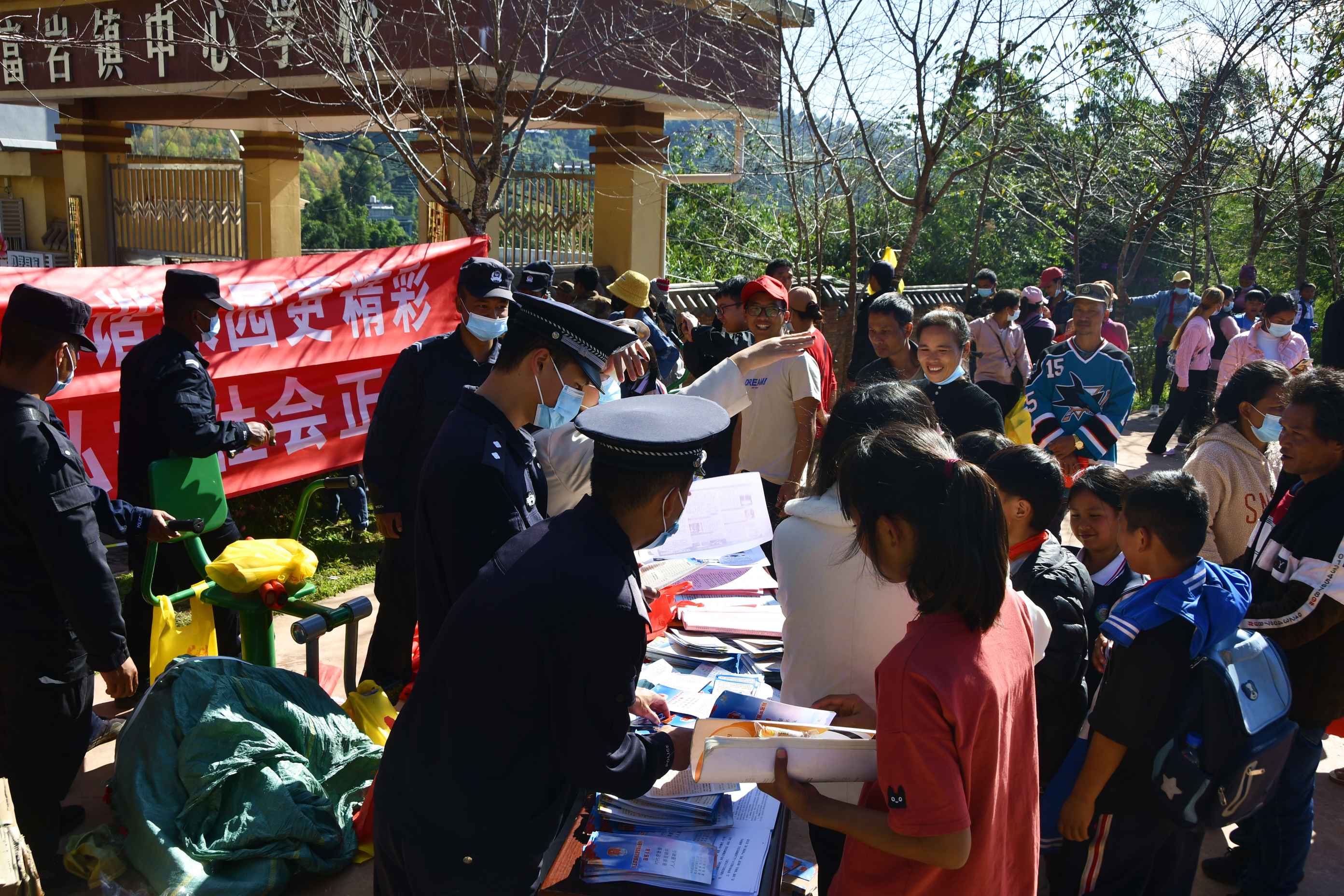 图为民警正在学校门口开展法治宣传 (3).jpg