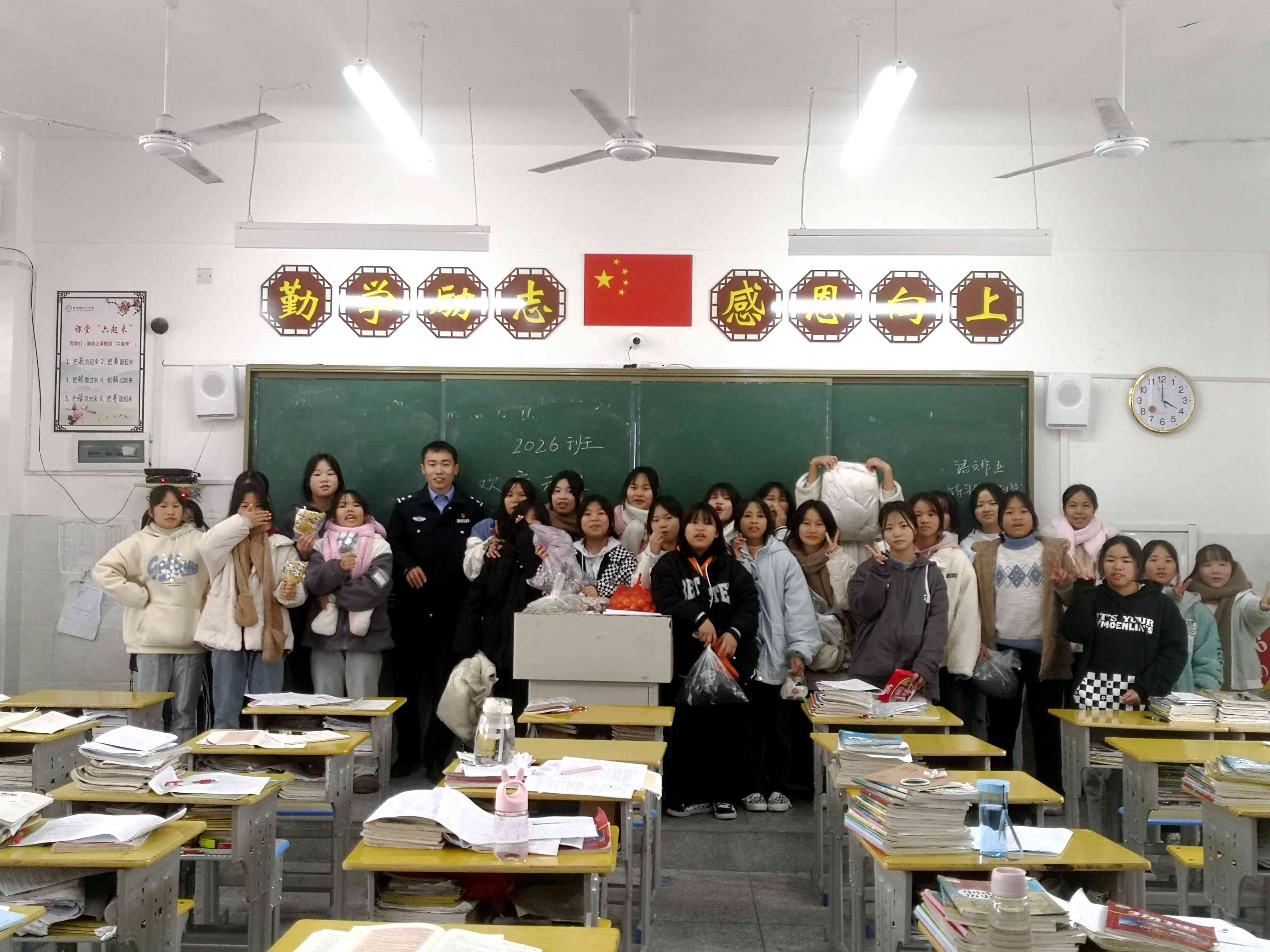 图8：2022年元旦，张宏基与江川中学2026班学生一起过元旦节.jpg