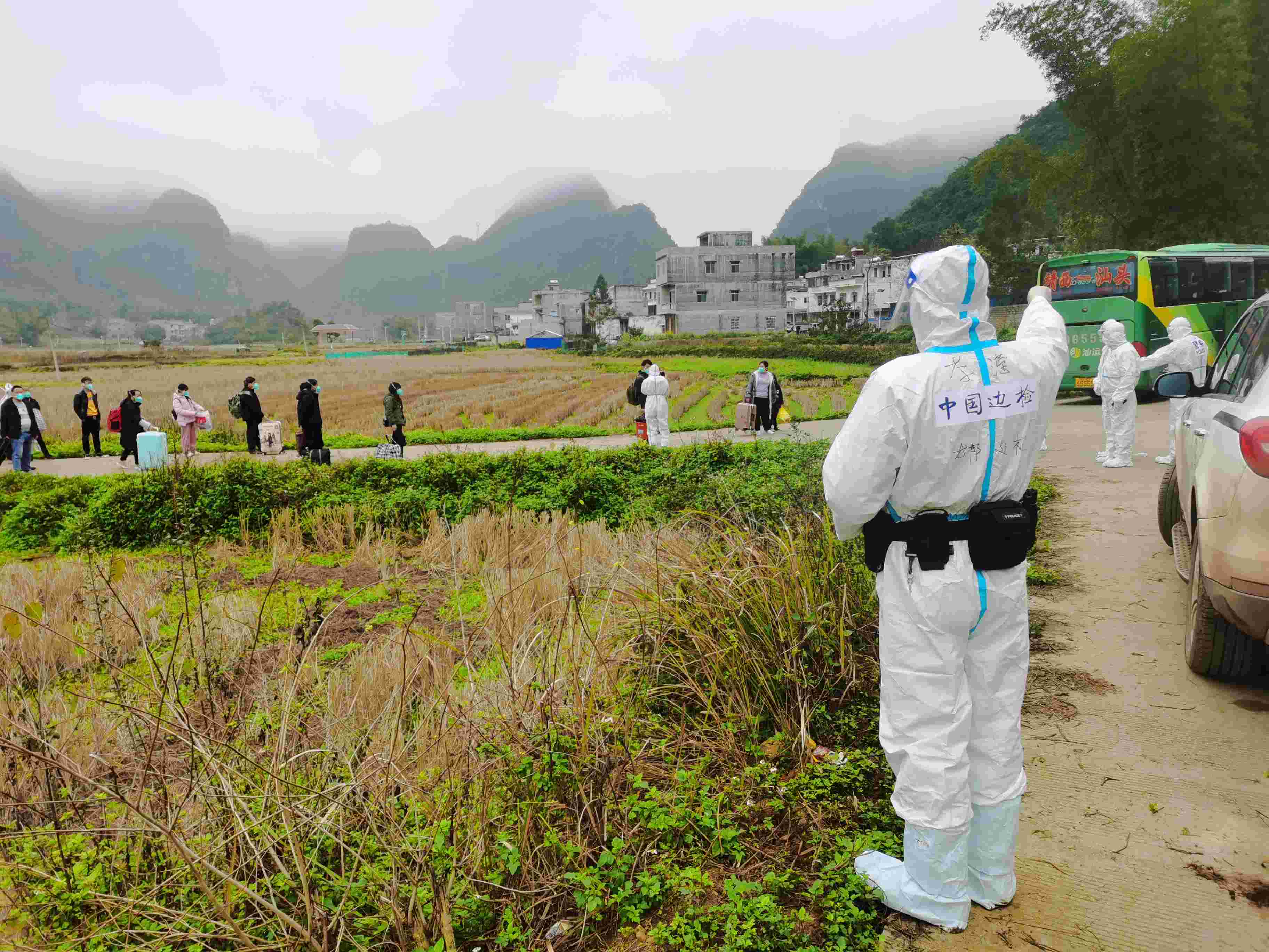 图为民辅警在有序组织群众转运.jpg 图为民辅警在有序组织群众转运.jpg