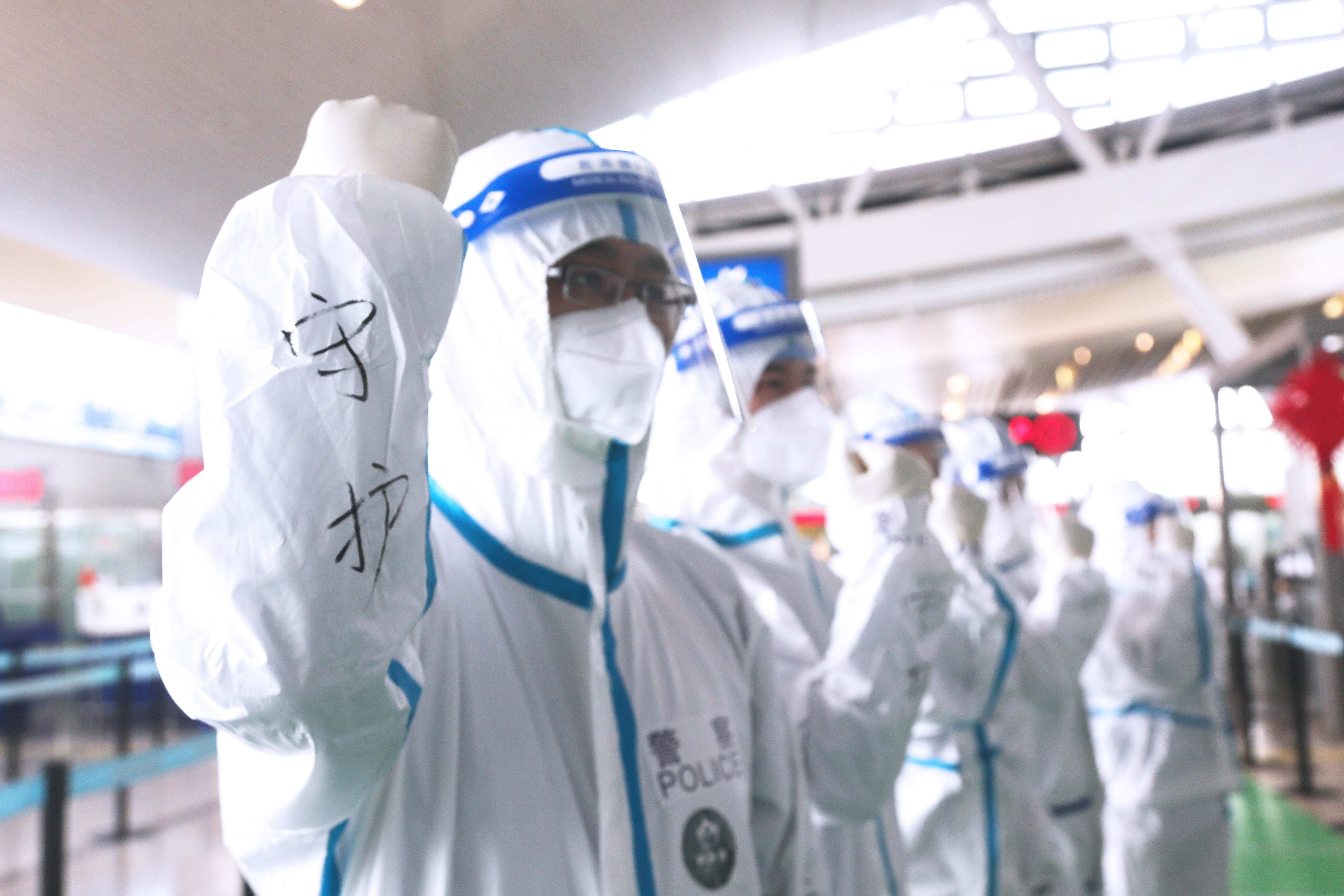 图一:边检民警守护元宵佳节 吴彦晓摄.jpg 图一:边检民警守护元宵佳节 吴彦晓摄.jpg