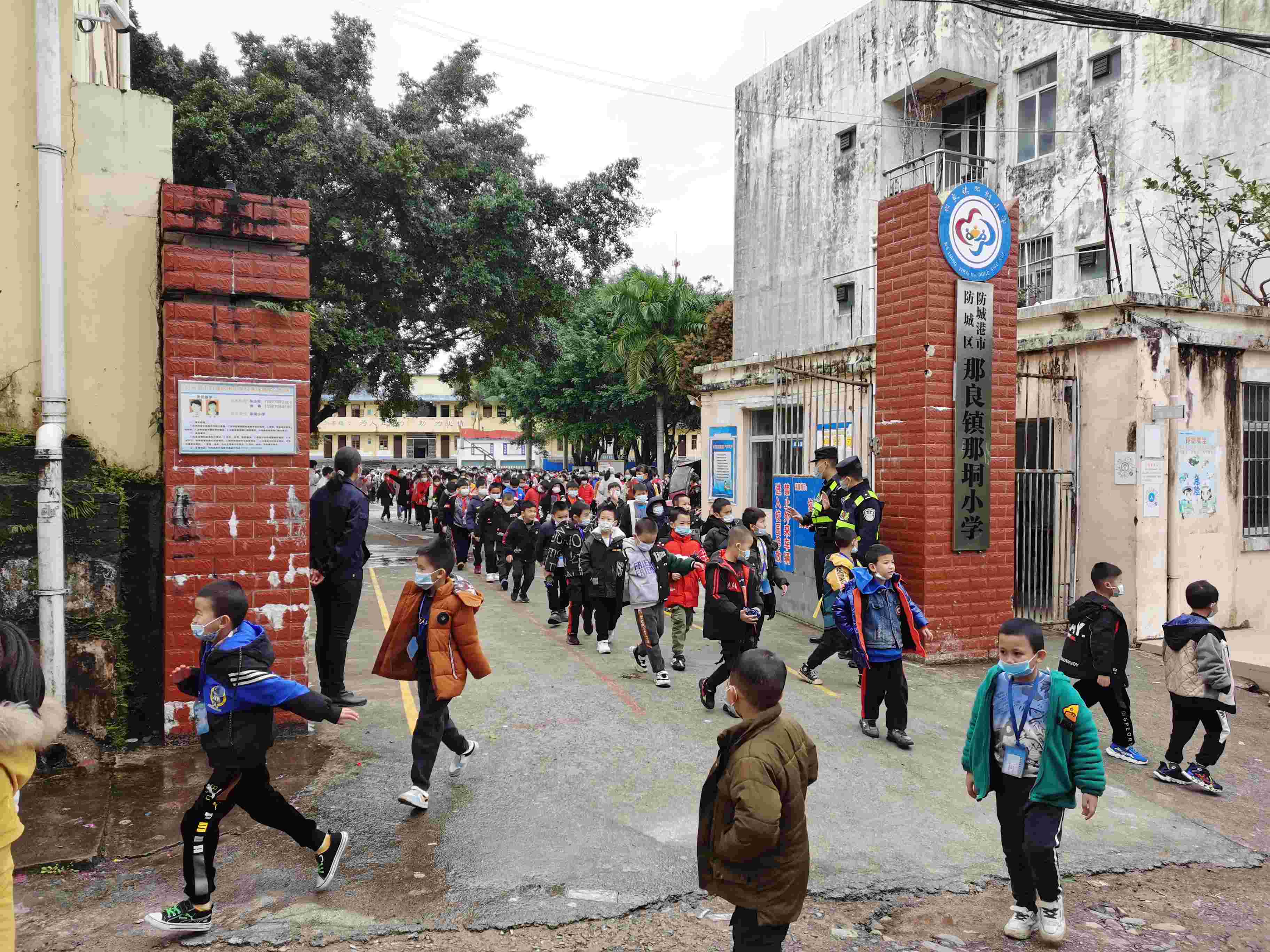 民警在小学开展护学岗 唐祥源摄.jpg