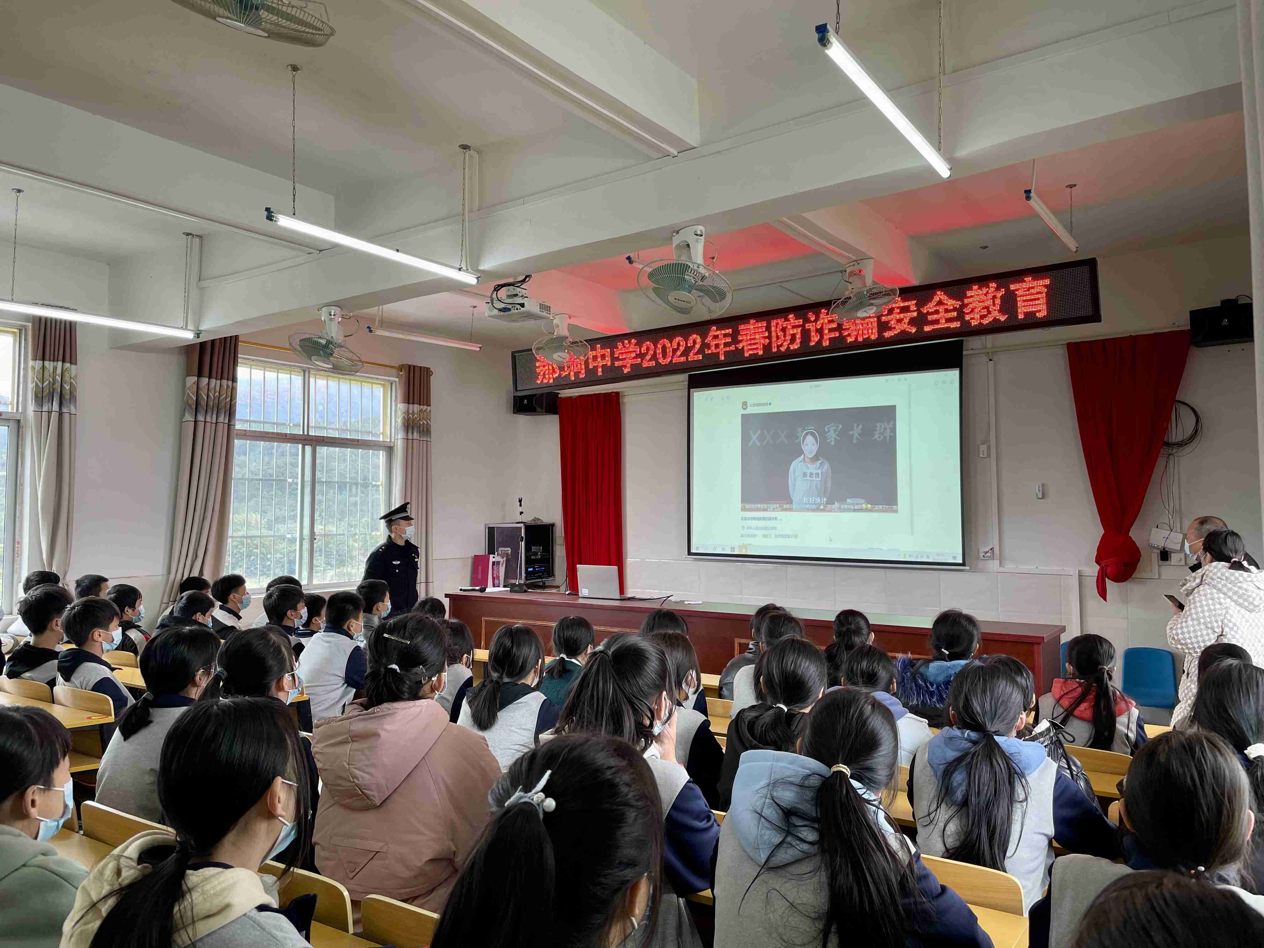 民警再给同学们上“开学第一课” 付江山摄.jpg