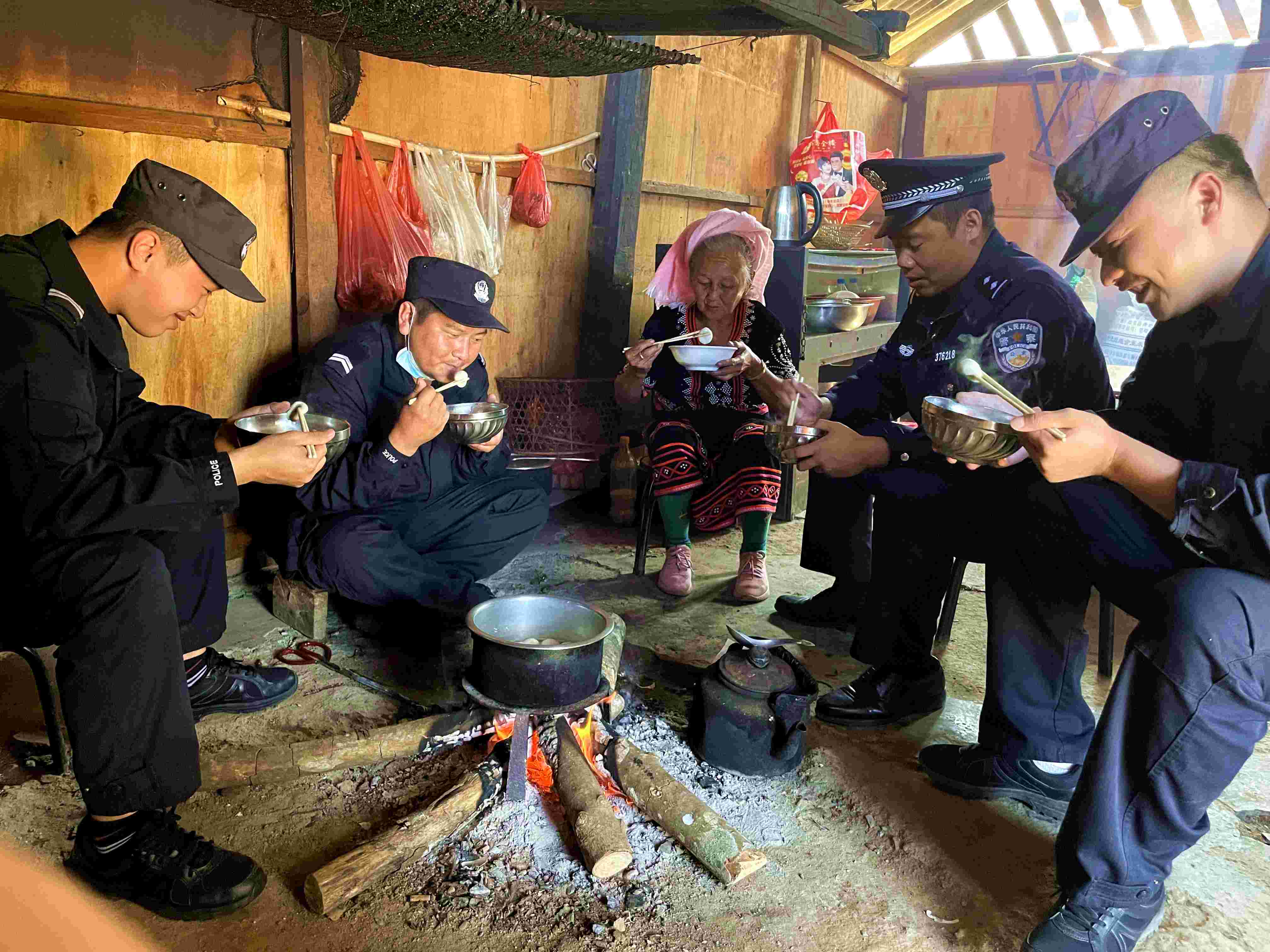 图为民警正在和老人一起吃元宵.jpg 图为民警正在和老人一起吃元宵.jpg