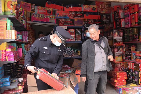 民警刘忠雄开展消防安全检查.jpg 民警刘忠雄开展消防安全检查.jpg