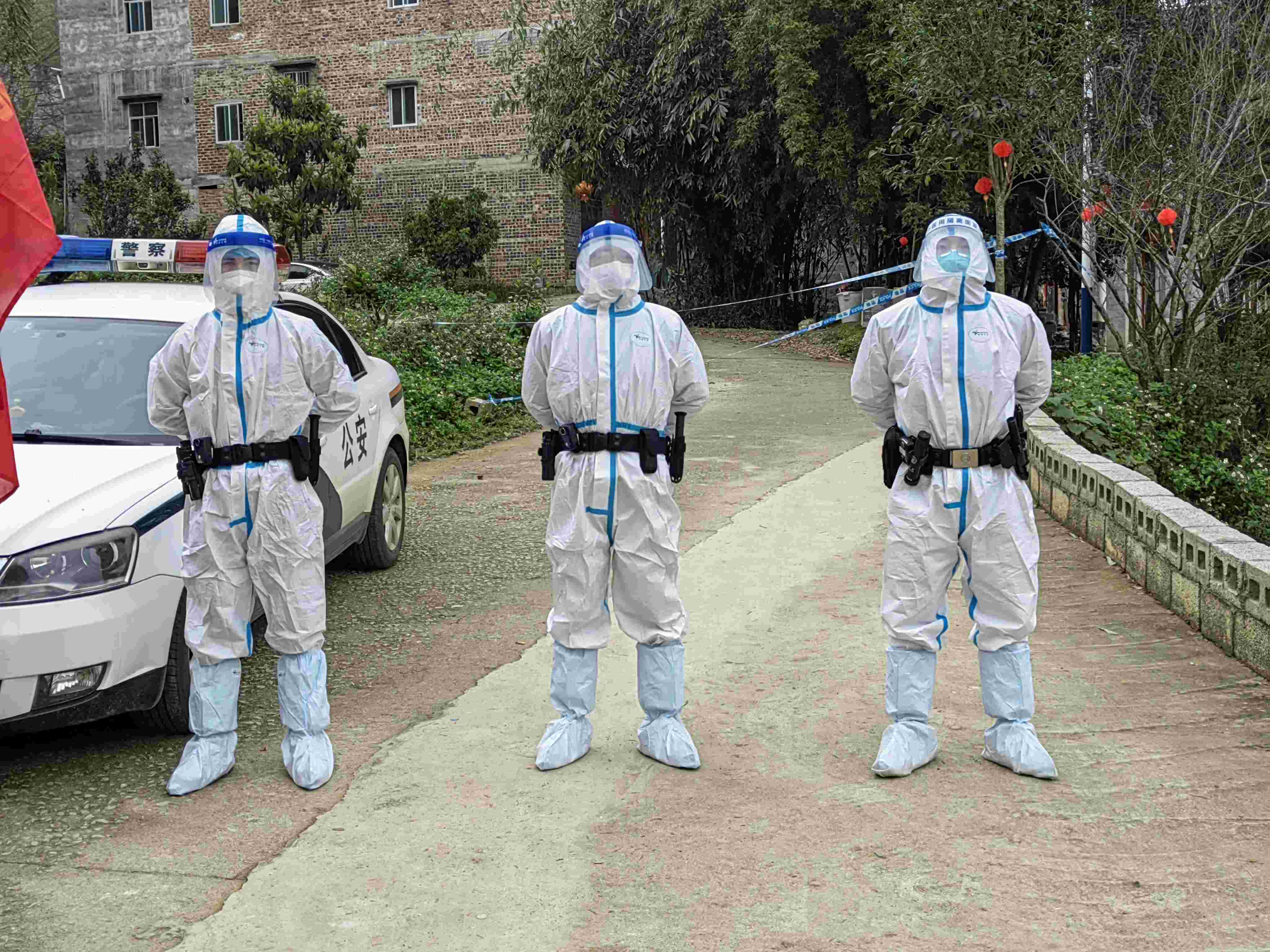 图为民辅警在驻地点封控执勤1.jpg 图为民辅警在驻地点封控执勤1.jpg