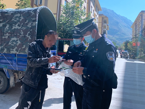 民警张世江帮群众找回丢失的摩托车.jpg 民警张世江帮群众找回丢失的摩托车.jpg