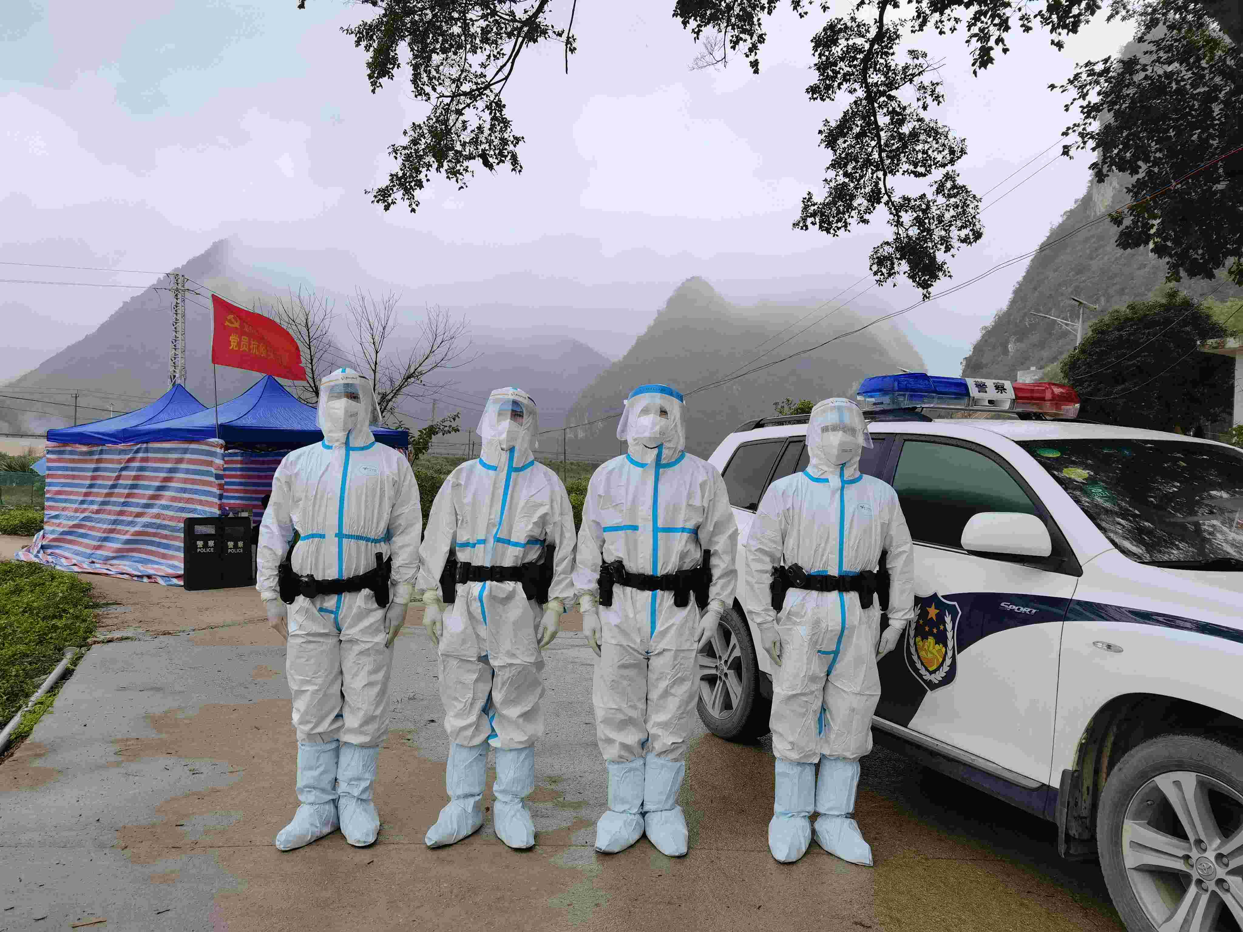 图为民警正在驻地值守.jpg 图为民警正在驻地值守.jpg