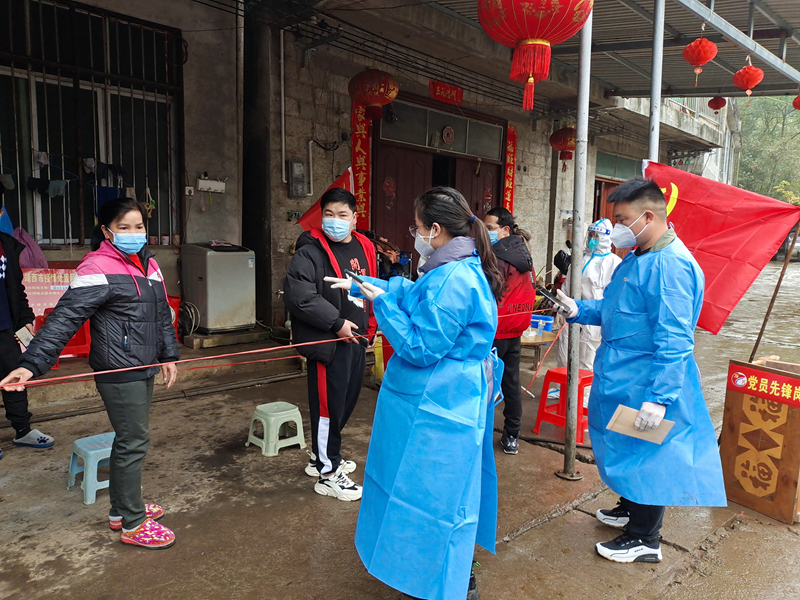 杨瑞青正在维护核酸采样现场。贺茂春 摄.jpg