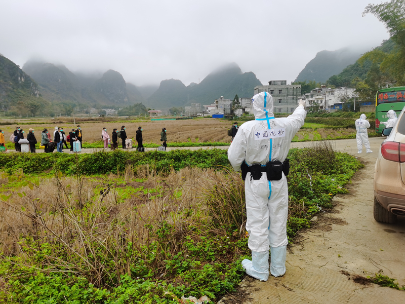 李滢正在协助当地党委政府进行群众转运。曹善溥 摄.jpg