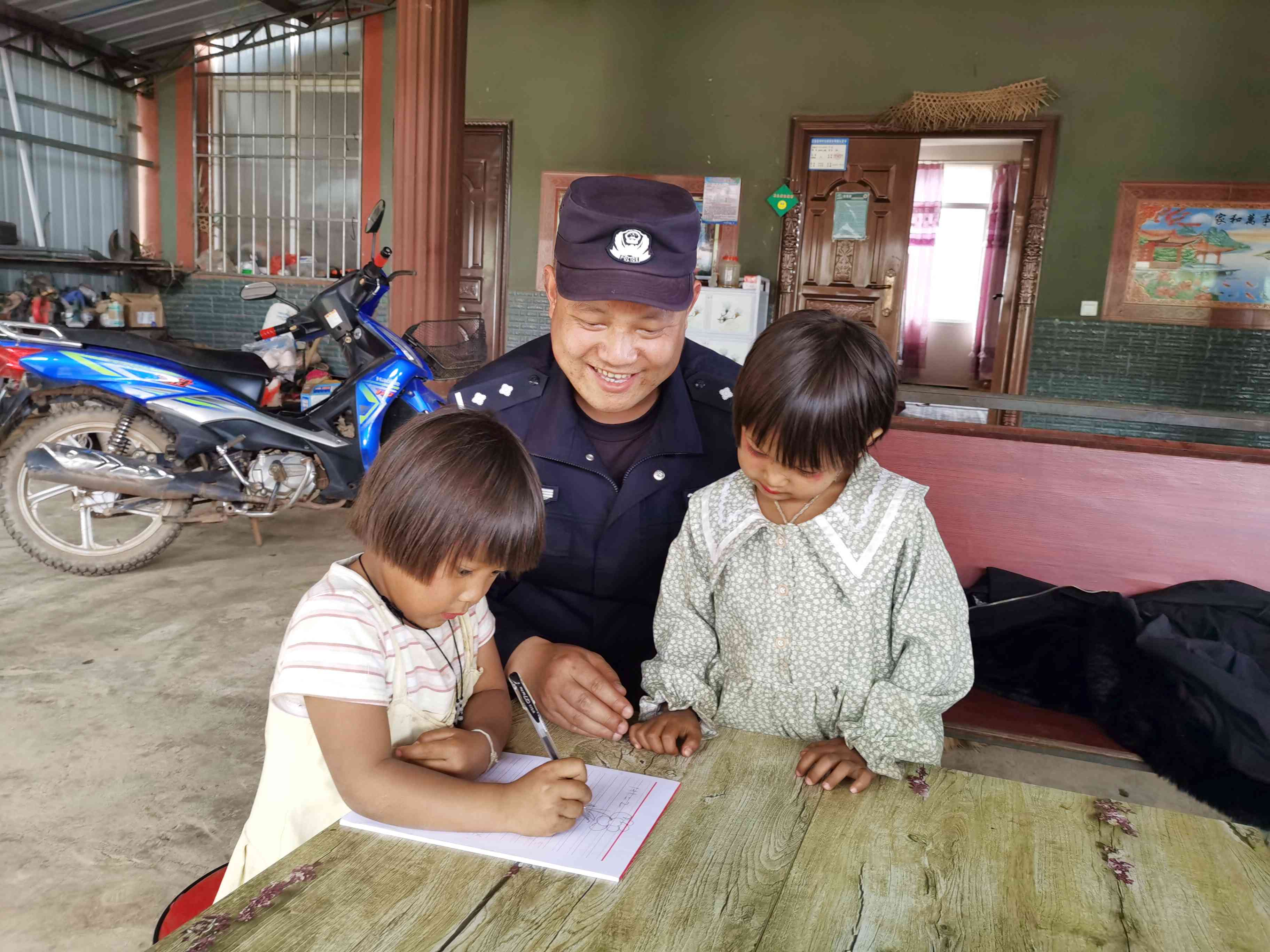 图为民警教小孩画画.jpg 图为民警教小孩画画.jpg