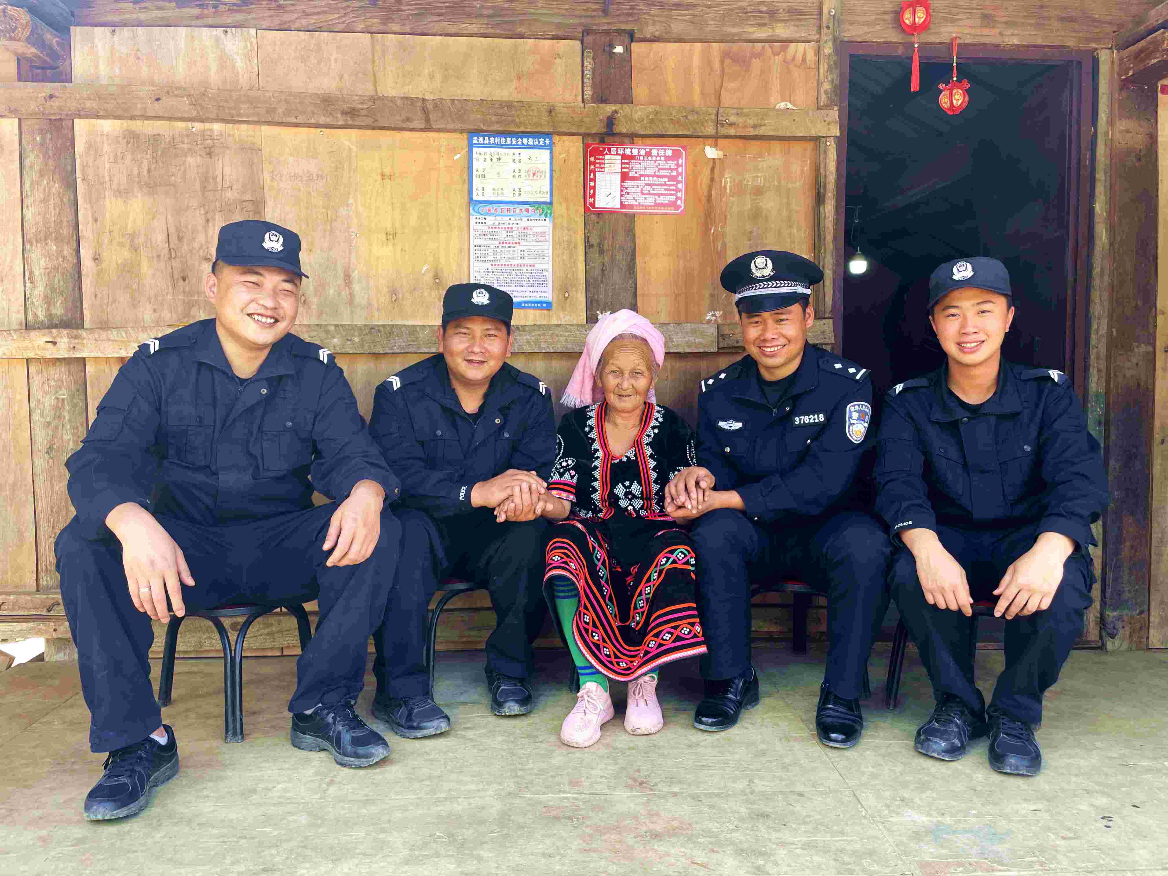 民警和空巢老人“全家福”.jpg 民警和空巢老人“全家福”.jpg