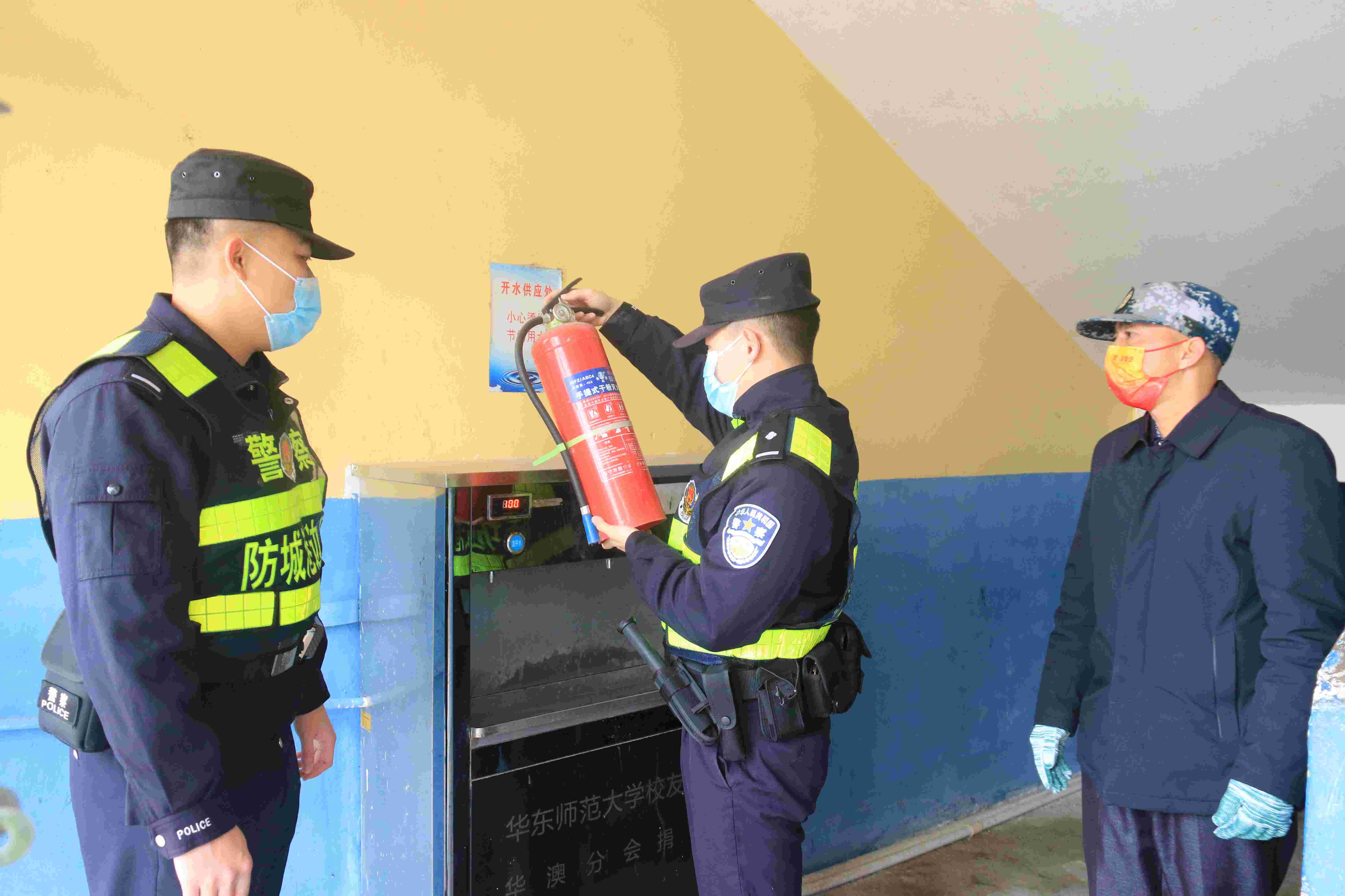 民警在检查灭火器 唐祥源摄.jpg