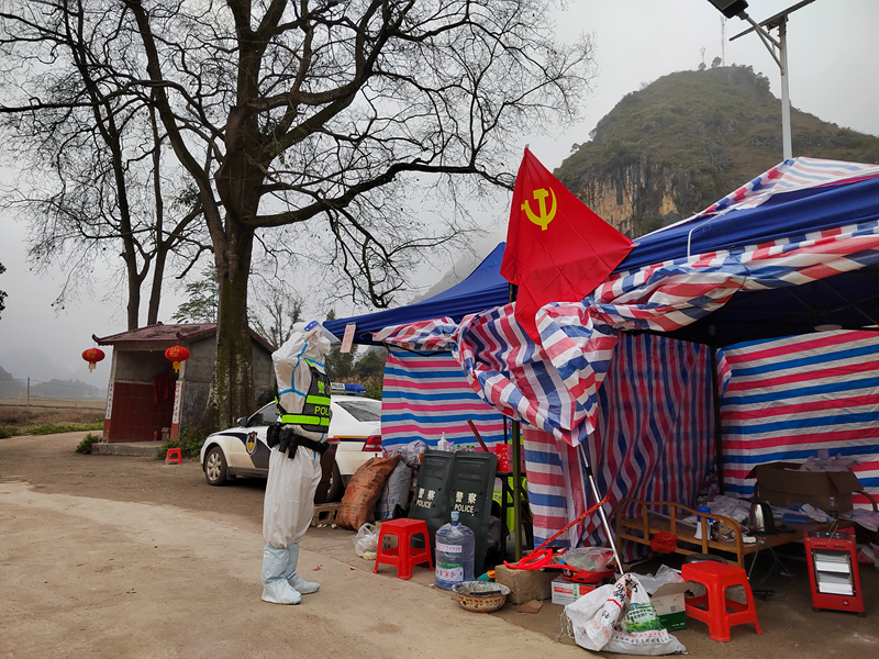 清晨李滢上勤前向执勤点的党旗敬礼。贺茂春  摄.jpg