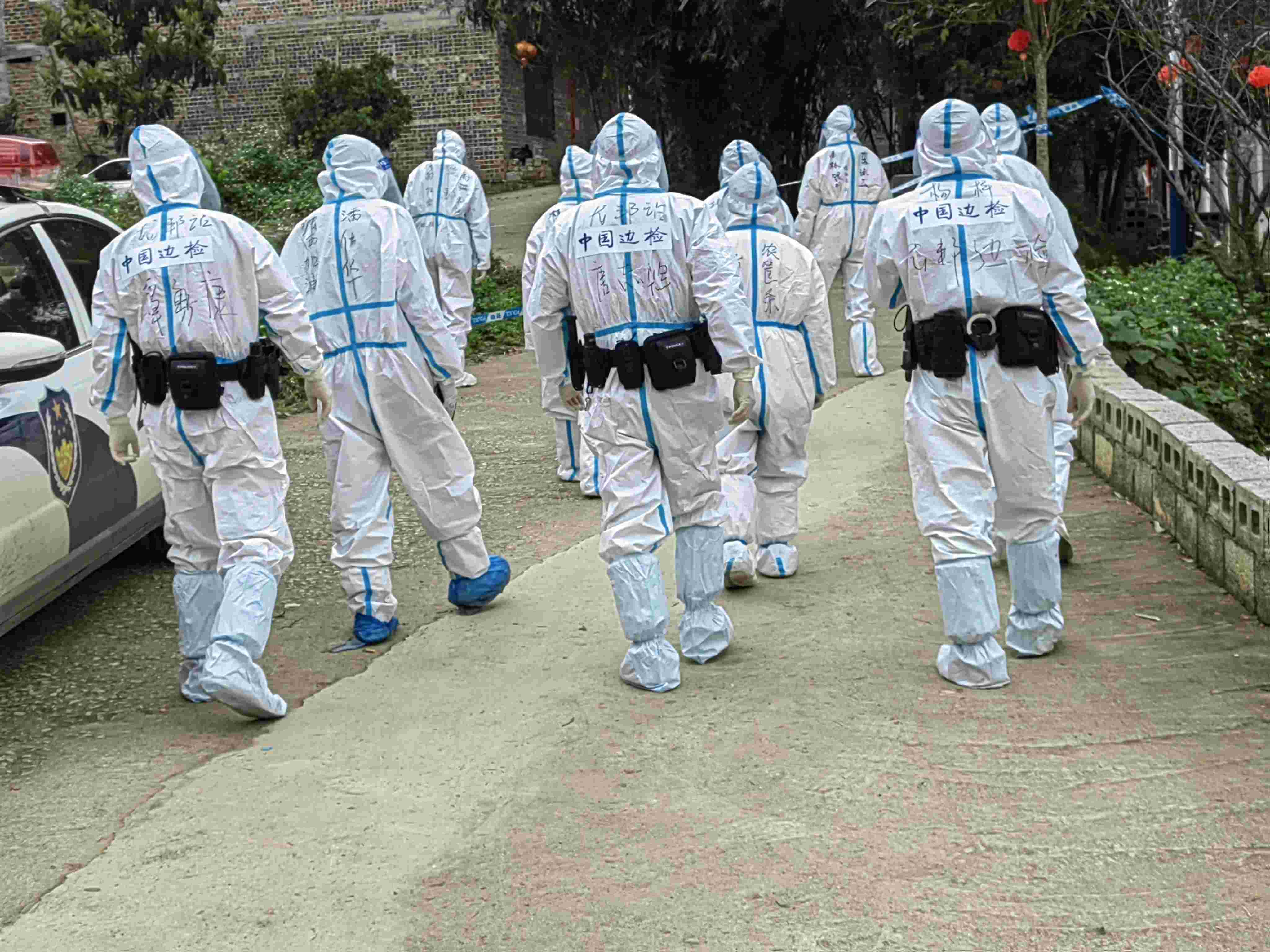 图为民辅警深入村屯组织群众转运.jpg 图为民辅警深入村屯组织群众转运.jpg