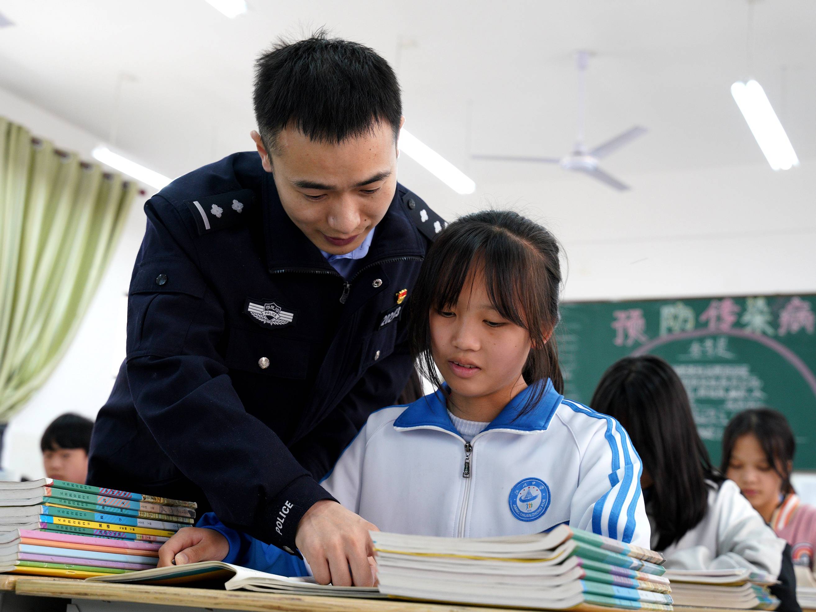图1：张宏基辅导江川中学学生功课.jpg