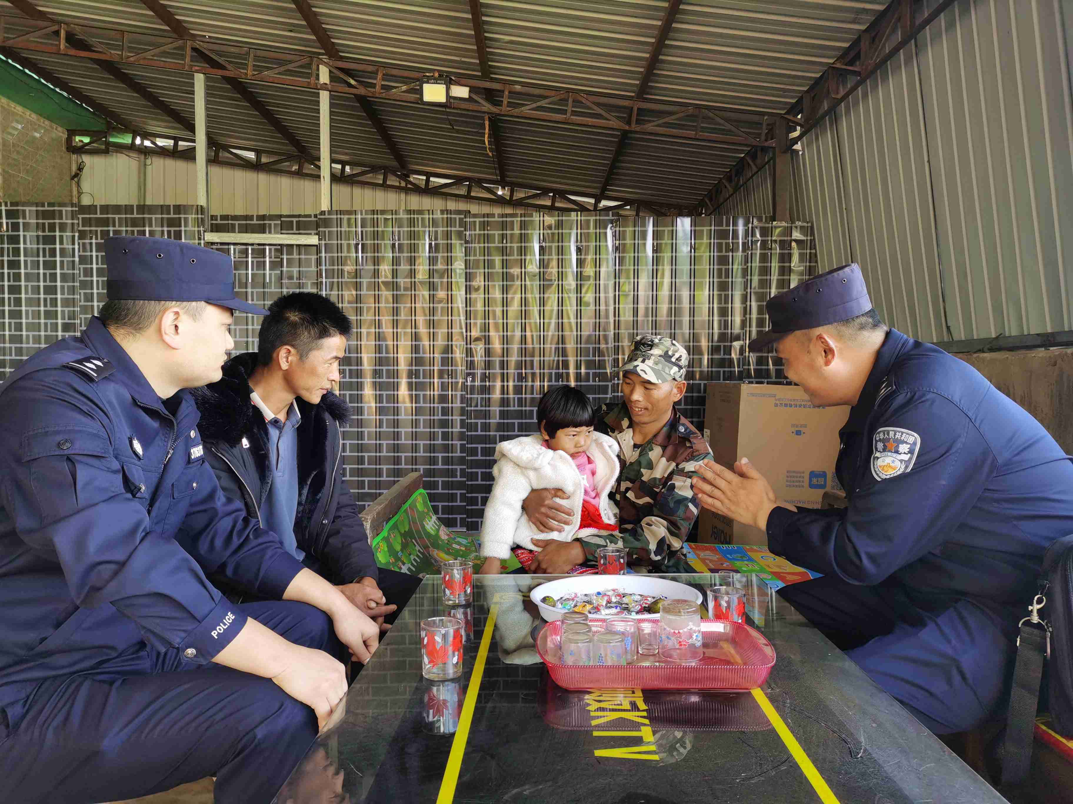 图为民警正在了解群众家情况.jpg 图为民警正在了解群众家情况.jpg