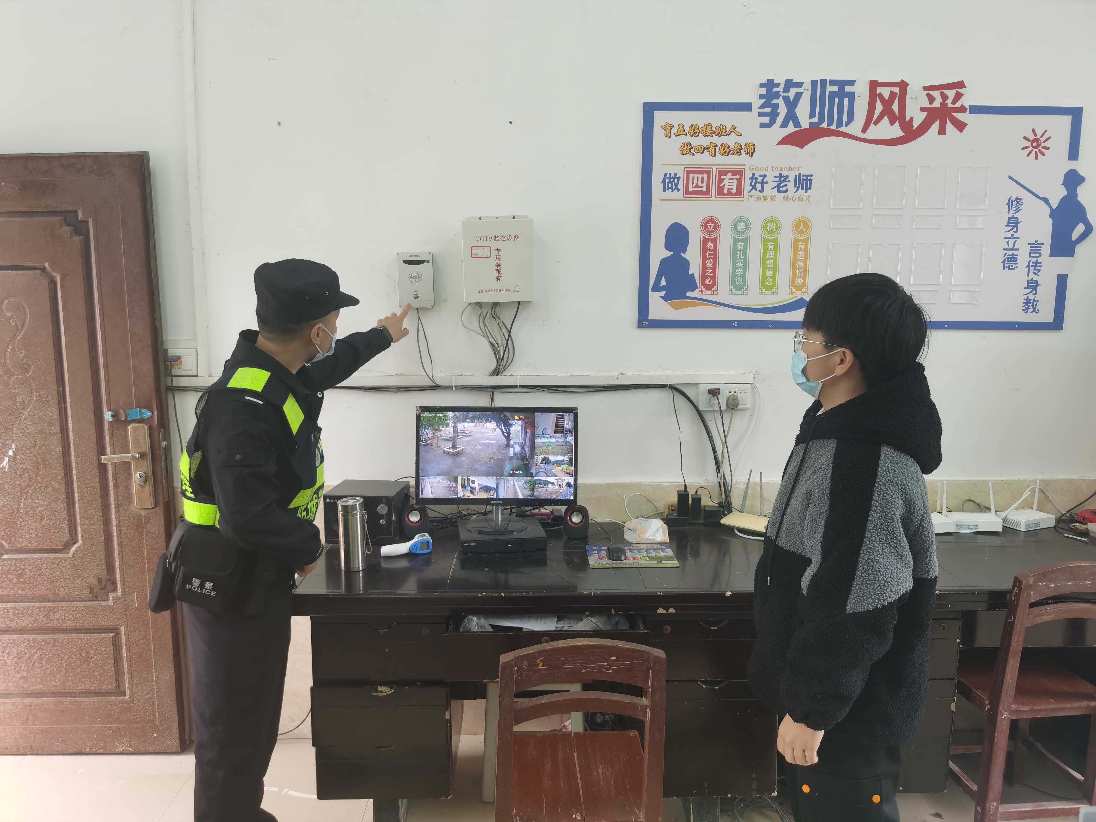 民警在检查一键式报警器 唐祥源摄.jpg