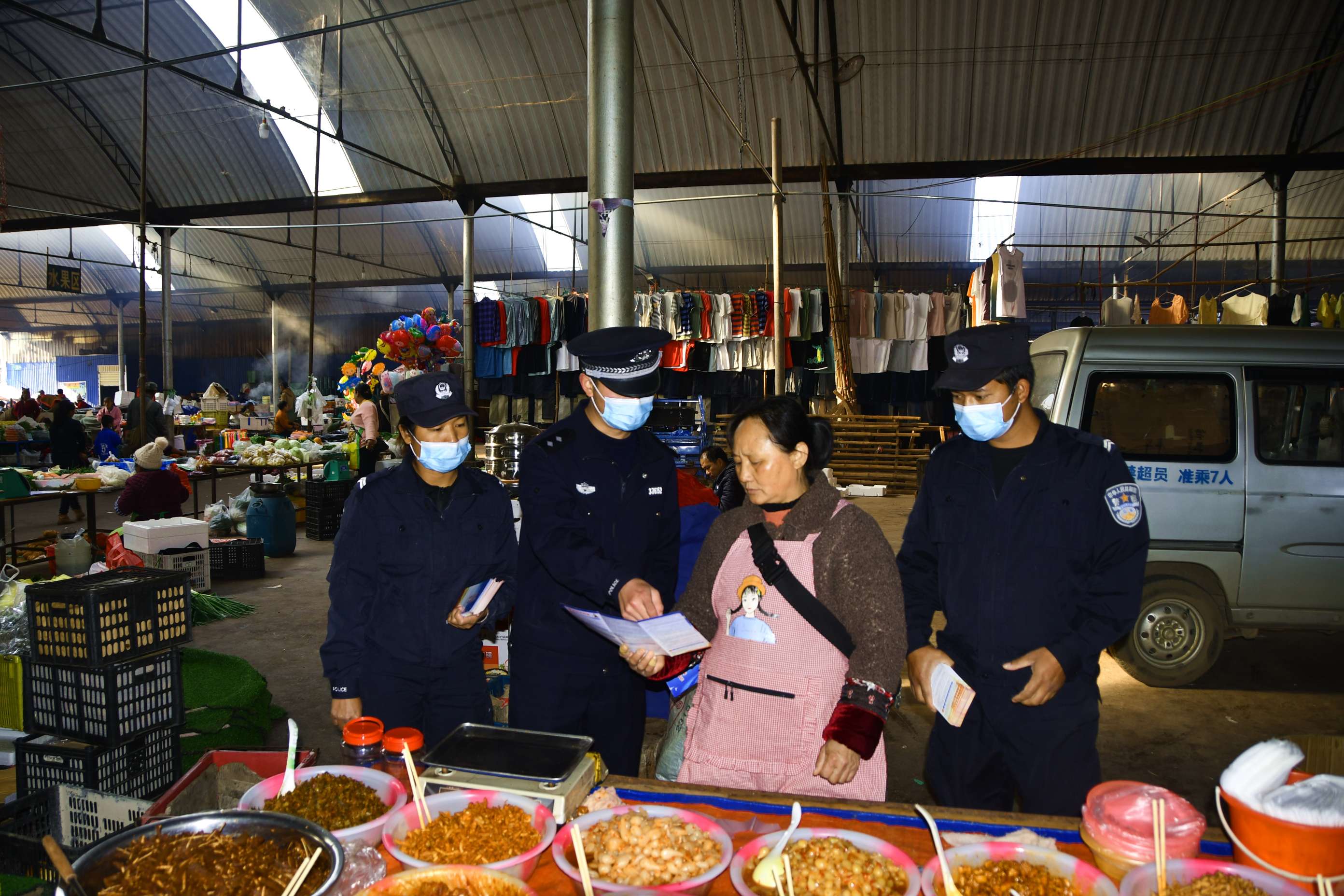 图为民警正在街道开展法治宣传 (1).jpg