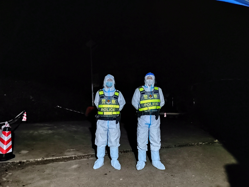 李滢（右)深夜在武平镇疫情封控区执勤。曹善溥 摄.jpg