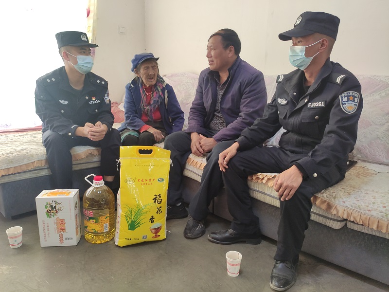 民警走访慰问困难群众.jpg
