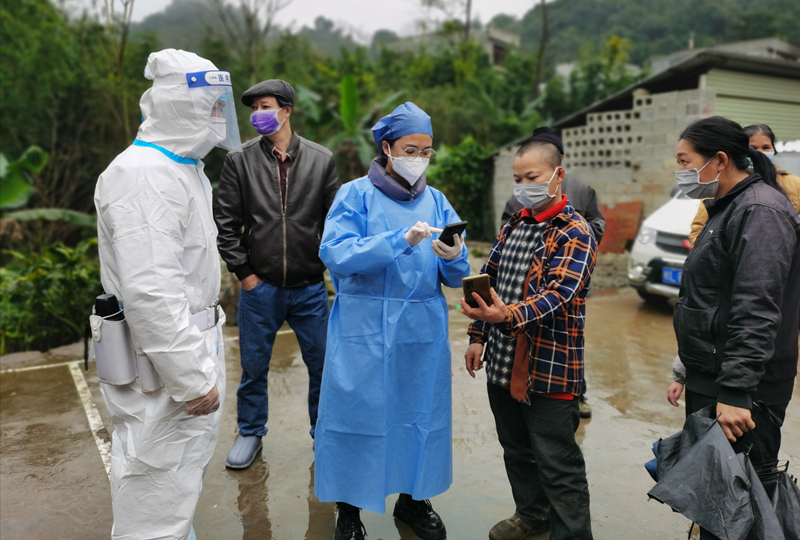 杨瑞青入户采集信息。贺茂春 摄.jpg