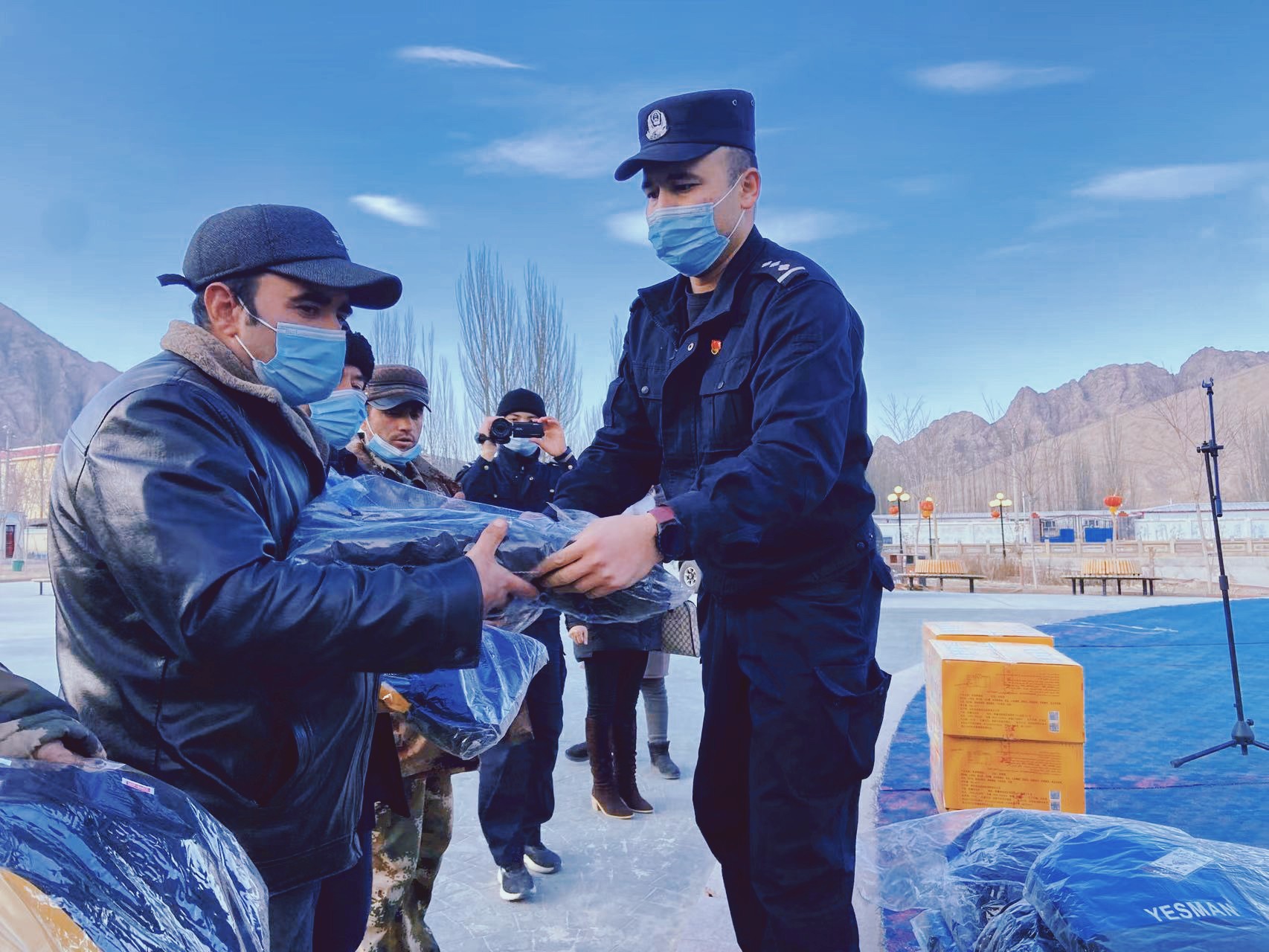 民警为老人分发衣物.jpg