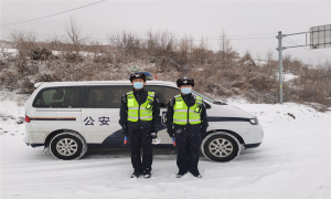 民警雪中坚守岗位服务群众