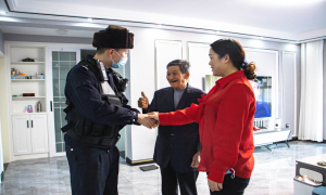 八旬老人走失街头 移民警察助其回家