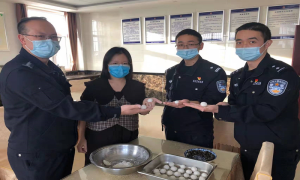 别样的团圆 暖心警嫂每年同民警一起包元宵