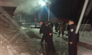 夜晚危急时刻 民警救火显真情