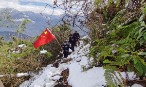 致敬移民“雪警”严寒下的坚守！