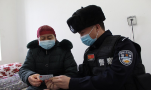 民警化身“快递员” 送证“暖民心”