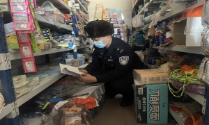 移民警察助力开学“警”“警”有条
