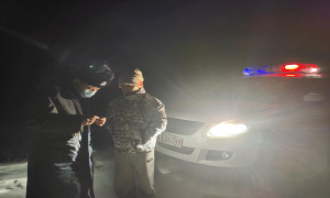 男子深夜离家出走迷路 移民管理警察及时救助