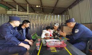 豹子山移民管理警察“老陈”翻山越岭服务群众