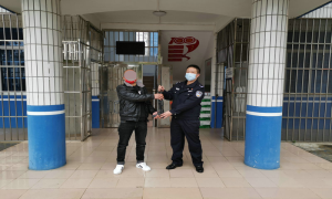 民警宣传到位 群众主动缴枪