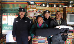 严冬寒风吹人骨 慈善捐衣暖人心