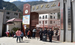 积极作为铸忠诚 护校安园显担当