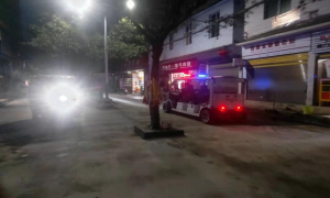 警灯闪闪护安宁 夜间巡逻保平安