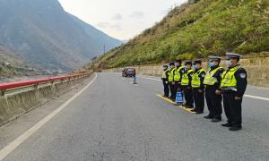 古登边境派出所联合交警扎实开展春节期间道路交通安全整治工作