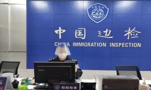 舍小家，坚守岗位为大家