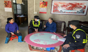 叫隘边境派出所元宵节走访慰问辖区困难群众